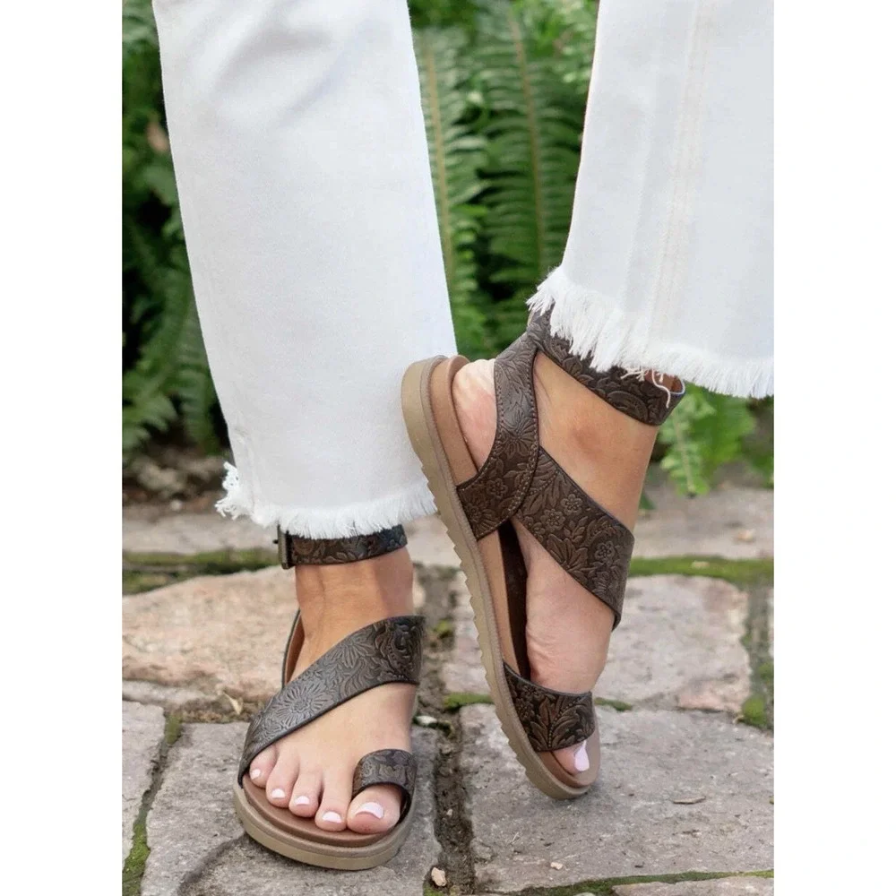Very G Steffy Tooled Strappy Sandals Women Sz 6 Brown Gladiator Boho Flats